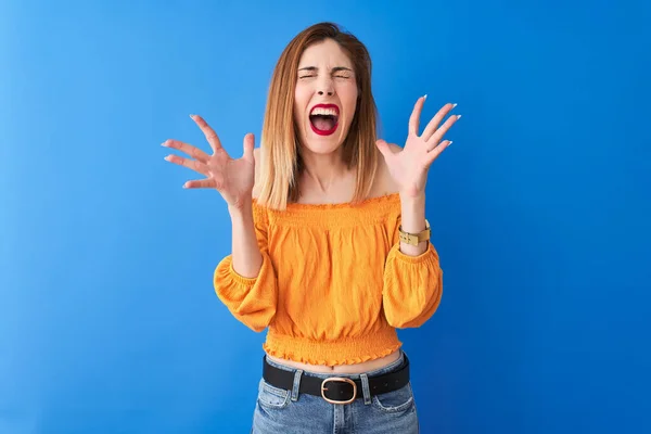 Mooie Roodharige Vrouw Draagt Oranje Casual Shirt Staan Geïsoleerde Blauwe — Stockfoto