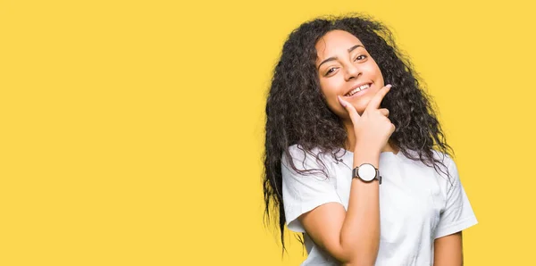 Menina Bonita Nova Com Cabelo Encaracolado Vestindo Shirt Branca Casual — Fotografia de Stock