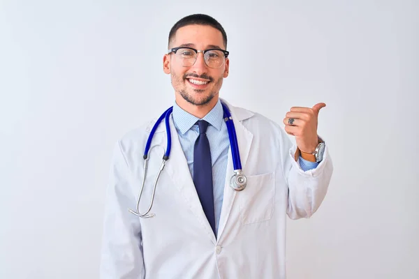 Młody Lekarz Noszący Stetoskop Odizolowanym Tle Uśmiechający Się Szczęśliwym Wyglądem — Zdjęcie stockowe