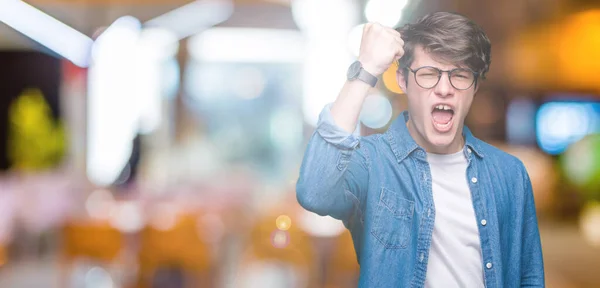 Junger Gutaussehender Mann Mit Brille Vor Isoliertem Hintergrund Der Wütend — Stockfoto