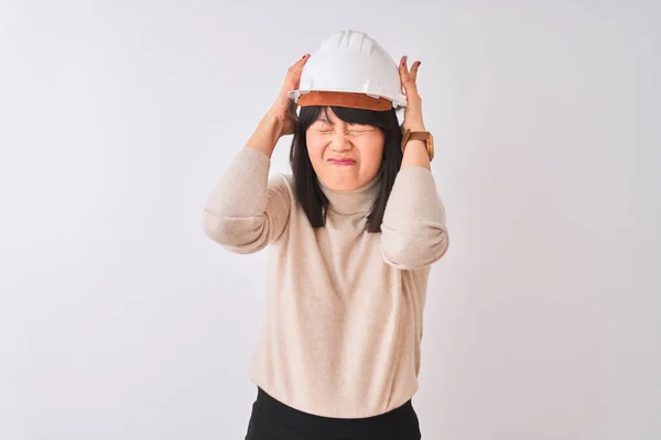 Mladá Krásná Čínská Architektka Nosí Helmu Přes Izolované Bílé Pozadí — Stock fotografie
