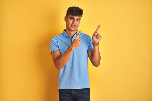 Młody Indyjski Mężczyzna Ubrany Niebieskie Polo Stoi Białym Tle Żółty — Zdjęcie stockowe