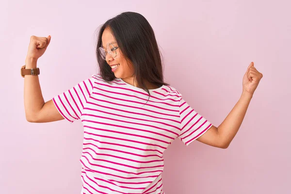 Joven Mujer China Con Camiseta Rayas Gafas Sobre Fondo Rosa — Foto de Stock