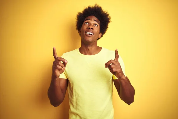 Africano Americano Com Cabelo Afro Vestindo Shirt Sobre Fundo Amarelo — Fotografia de Stock