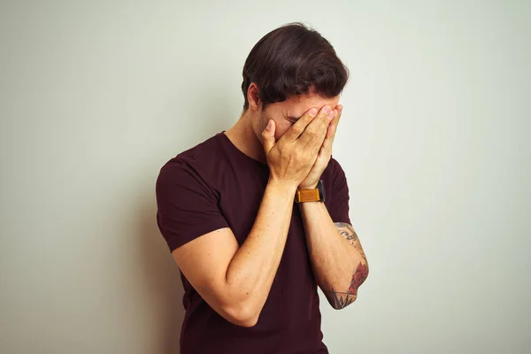 Junger Gutaussehender Mann Mit Tätowierung Der Ein Lila Lässiges Shirt — Stockfoto