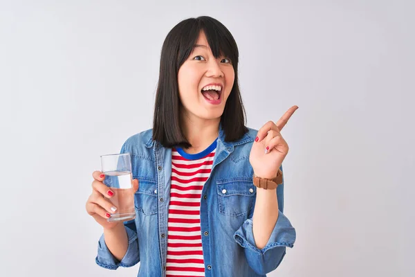 Νεαρή Όμορφη Κινέζα Γυναίκα Κρατώντας Ένα Ποτήρι Νερό Πάνω Από — Φωτογραφία Αρχείου