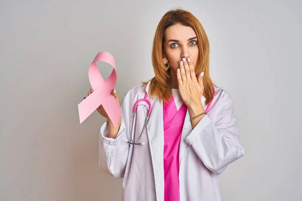 Rothaarige Kaukasische Ärztin Mit Rosafarbenem Krebsband Über Isoliertem Hintergrunddeckel Mund — Stockfoto