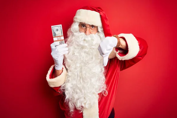 Homem Meia Idade Vestindo Traje Papai Noel Segurando Dólares Sobre — Fotografia de Stock