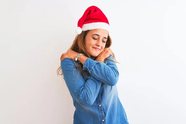 Jonge Mooie Roodharige Vrouw Draagt Kerst Hoed Geïsoleerde Achtergrond Knuffelen — Stockfoto