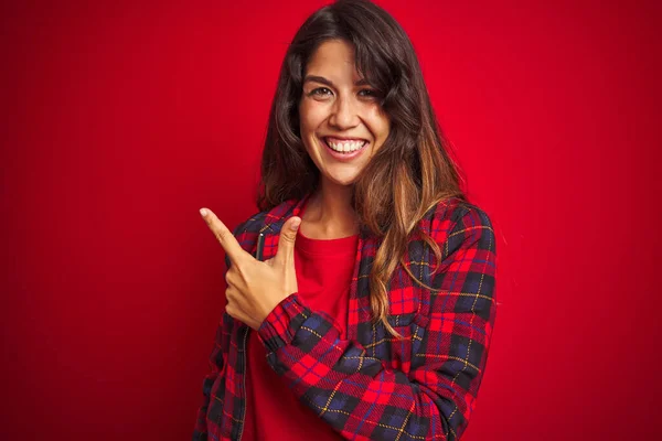 Mujer Hermosa Joven Con Chaqueta Casual Pie Sobre Fondo Rojo —  Fotos de Stock