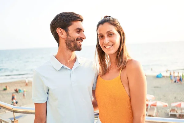 Jovem Casal Bonito Férias Sorrindo Feliz Confiante Com Sorriso Rosto — Fotografia de Stock