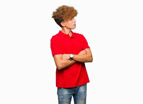 Afro Saç Giyen Ile Yakışıklı Delikanlı Kırmızı Shirt Gülümseyen Yan — Stok fotoğraf