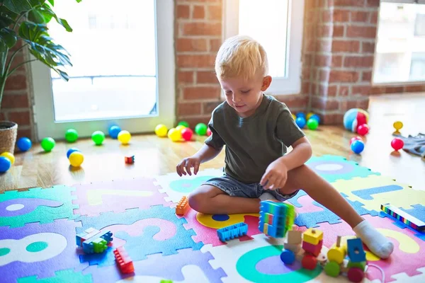 幼稚園でおもちゃのブロックで遊んでいる若い白人の子供 未就学児幸せなです遊び場ビルA塔 — ストック写真