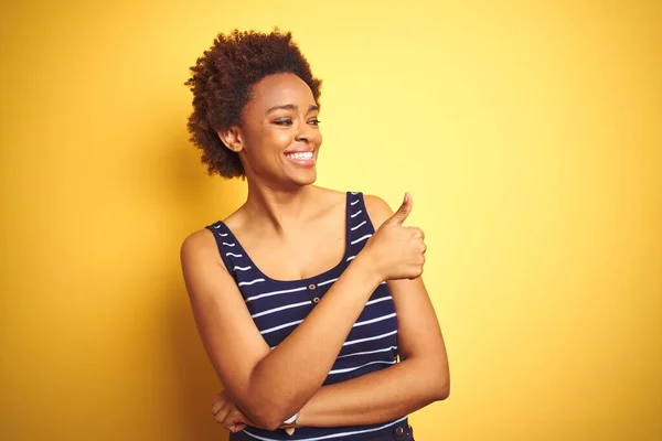 Beeauitul Afrikaanse Amerikaanse Vrouw Dragen Zomer Shirt Geïsoleerde Gele Achtergrond — Stockfoto