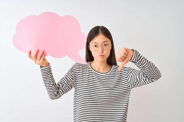 年轻的中国女人 满脸怒容 在孤立的白人背景上挂着云雾般的语言泡沫 消极的迹象表明她不喜欢大拇指朝下 拒绝的观念 — 图库照片