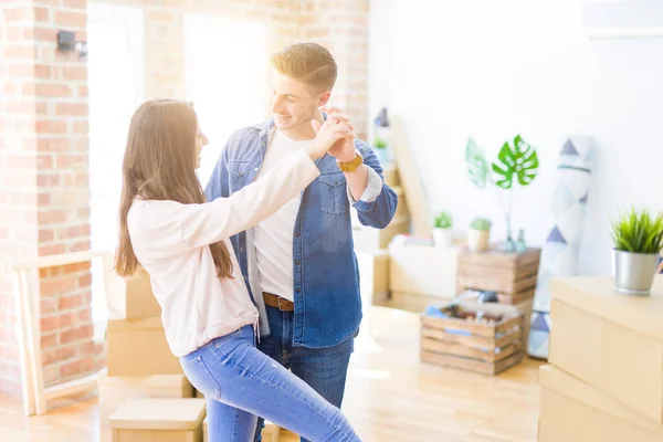 Vackra unga paret ha kul Dans på New Apartment, cele — Stockfoto