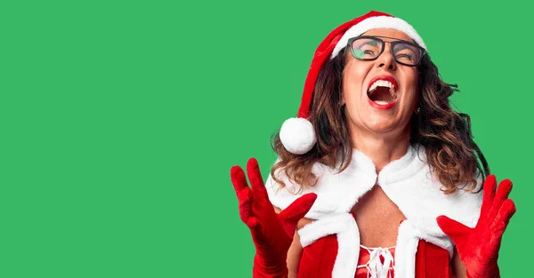 Frau Mittleren Alters Trägt Weihnachtsmann Kostüm Verrückt Und Verrückt Schreien — Stockfoto