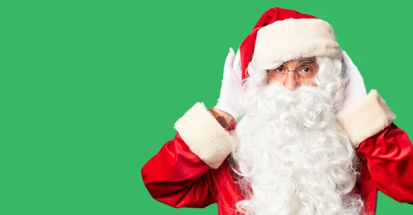 Красунчик Середнього Віку Костюмі Санта Клауса Бороді Стоїть Намагаючись Почути — стокове фото