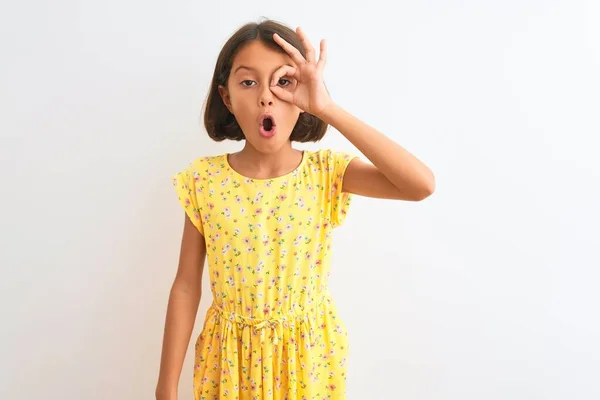 Sarı Çiçekli Elbiseler Giyen Güzel Bir Kız Çocuğu Izole Edilmiş — Stok fotoğraf