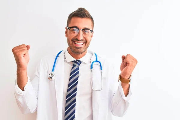 Dokter Muda Tampan Memakai Stetoskop Atas Latar Belakang Terisolasi Merayakan — Stok Foto