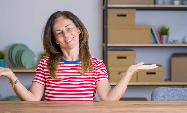 Mulher Idosa Meia Idade Sentada Mesa Casa Sorrindo Mostrando Ambas — Fotografia de Stock