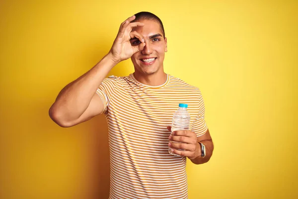 Jonge Knappe Man Met Plastic Fles Water Gele Geïsoleerde Achtergrond — Stockfoto