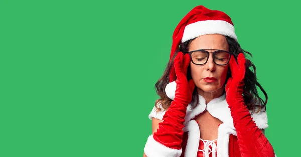Medelålders Kvinna Bär Jultomte Kostym Med Hand Huvudet För Smärta — Stockfoto