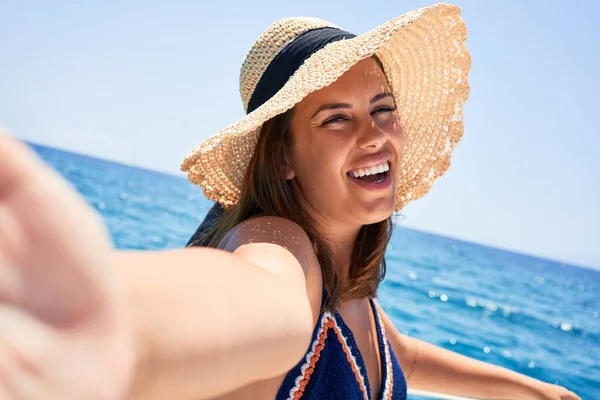 Νεαρή Όμορφη Γυναίκα Που Παίρνει Μια Selfie Χρησιμοποιώντας Smartphone Χαμογελώντας — Φωτογραφία Αρχείου