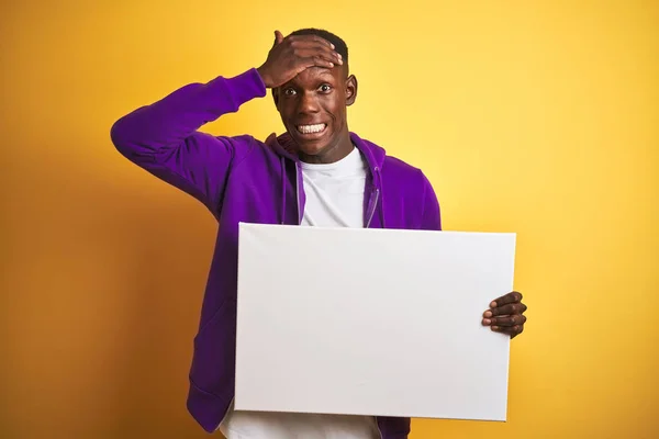 Homme Afro Américain Tenant Bannière Debout Sur Fond Jaune Isolé — Photo