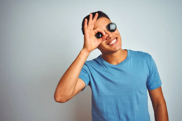 Νεαρός Βραζιλιάνος Άνδρας Φορώντας Μπλε Shirt Και Γυαλιά Ηλίου Πάνω — Φωτογραφία Αρχείου