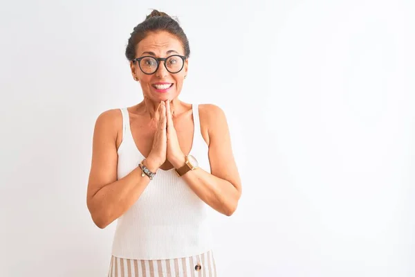 Frau Mittleren Alters Lässigem Shirt Und Brille Steht Vor Isoliertem — Stockfoto