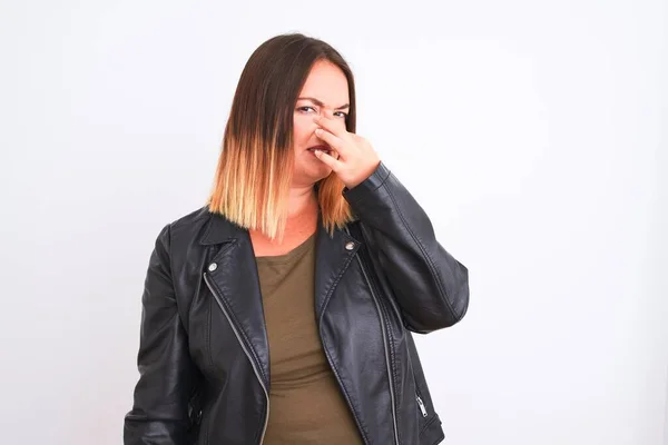 Jovem Mulher Bonita Vestindo Camiseta Jaqueta Sobre Fundo Branco Isolado — Fotografia de Stock