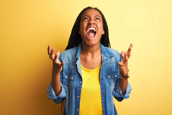 Jovem Afro Americana Vestindo Camisa Jeans Sobre Fundo Amarelo Isolado — Fotografia de Stock