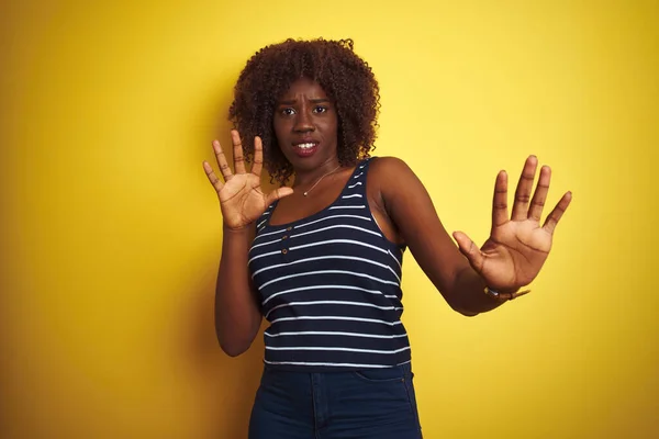 Junge Afrikanische Afro Frau Gestreiftem Shirt Über Isoliertem Gelbem Hintergrund — Stockfoto