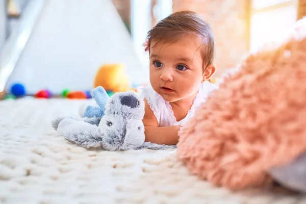 Anaokulunda Mutlu Güzel Bir Bebek Etrafta Renkli Oyuncaklar Yatıyor — Stok fotoğraf