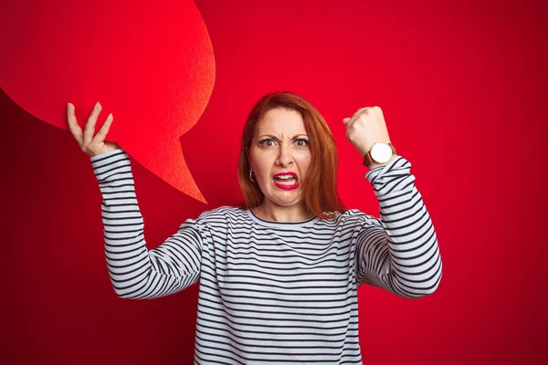 Jonge Mooie Roodharige Vrouw Houden Spraak Zeepbel Rood Geïsoleerde Achtergrond — Stockfoto