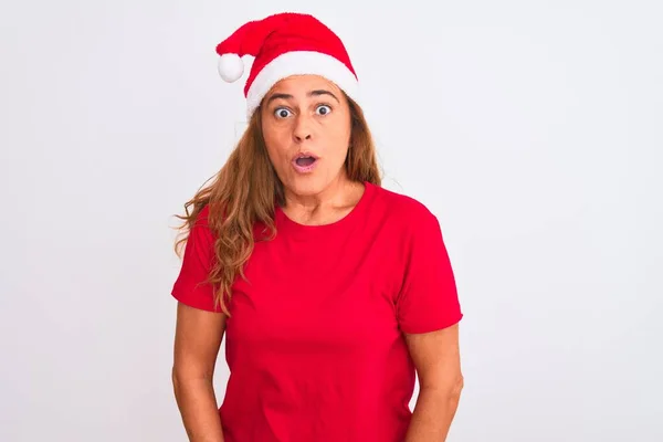 Medelålders Mogen Kvinna Bär Jul Hatt Över Isolerad Bakgrund Rädd — Stockfoto