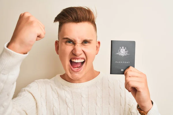 Mladý Pohledný Muž Drží Austrálie Australský Pas Přes Izolované Bílé — Stock fotografie