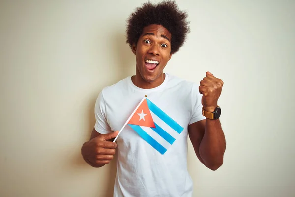 Νεαρός Αφροαμερικάνος Κουβανέζικη Σημαία Στέκεται Πάνω Από Απομονωμένο Λευκό Φόντο — Φωτογραφία Αρχείου