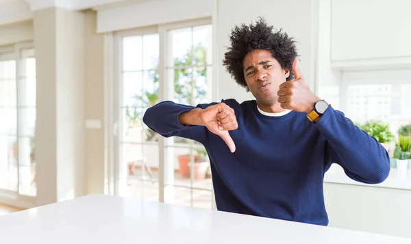 Jeune Homme Afro Américain Portant Pull Décontracté Assis Maison Faire — Photo