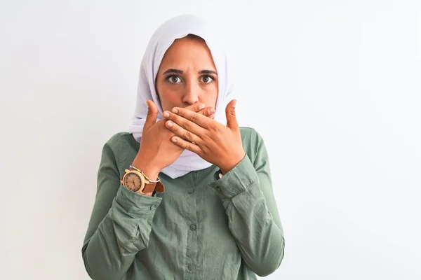 Молодая Красивая Арабская Женщина Носящая Традиционный Мусульманский Хиджаб Изолированном Фоне — стоковое фото