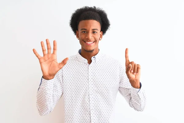 서서우아 셔츠를 자신감 행복하게 웃으면서 손가락으로 가리키는 아프리카 미국인 — 스톡 사진