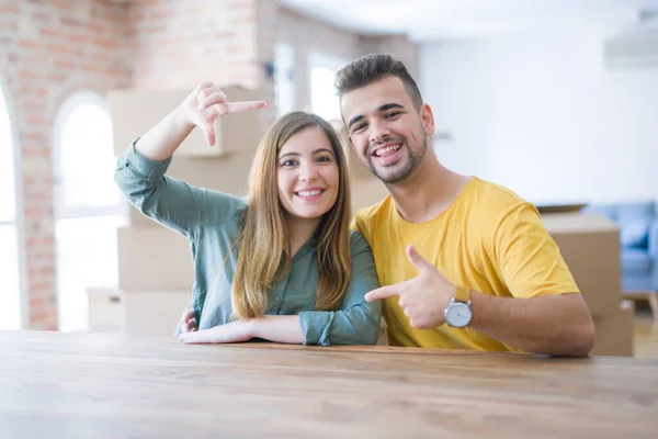 Young Couple Sitting Table Movinto New Home Carboard Boxes Them — Stock Photo, Image