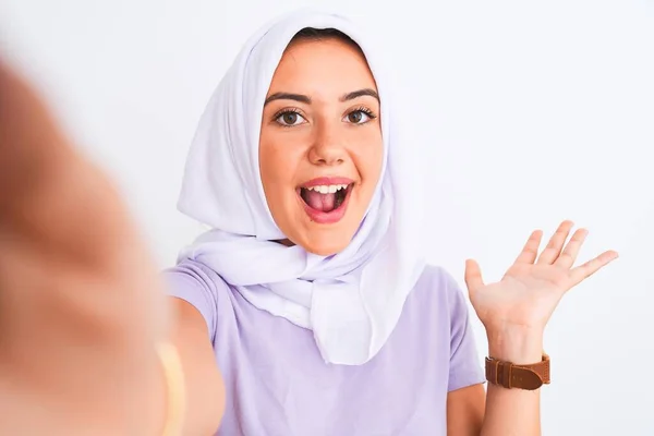 Menina Árabe Bonita Vestindo Hijab Fazer Selfie Por Câmera Sobre — Fotografia de Stock