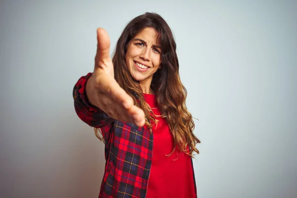 Junge Schöne Frau Rotem Shirt Und Jacke Die Über Weißem — Stockfoto