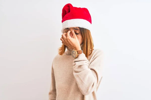 Красивая Рыжая Женщина Рождественской Шляпе Изолированном Фоне Устала Потереть Нос — стоковое фото
