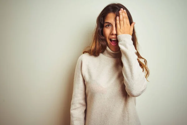 Junge Schöne Frau Winterpullover Vor Weißem Isoliertem Hintergrund Die Ein — Stockfoto