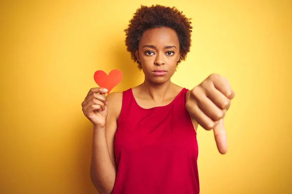 Αφροαμερικανή Γυναίκα Που Κρατάει Ρομαντικές Χάρτινες Καρδιές Πάνω Από Κίτρινο — Φωτογραφία Αρχείου