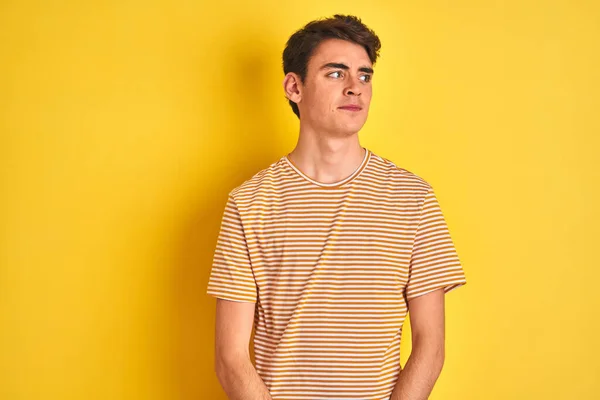 Adolescente Menino Vestindo Camiseta Amarela Sobre Fundo Isolado Sorrindo Olhando — Fotografia de Stock
