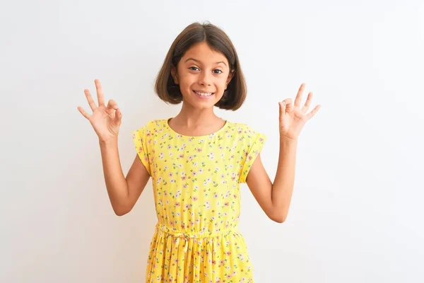 Junges Schönes Kindermädchen Gelbem Blumenkleid Das Entspannt Und Lächelnd Mit — Stockfoto